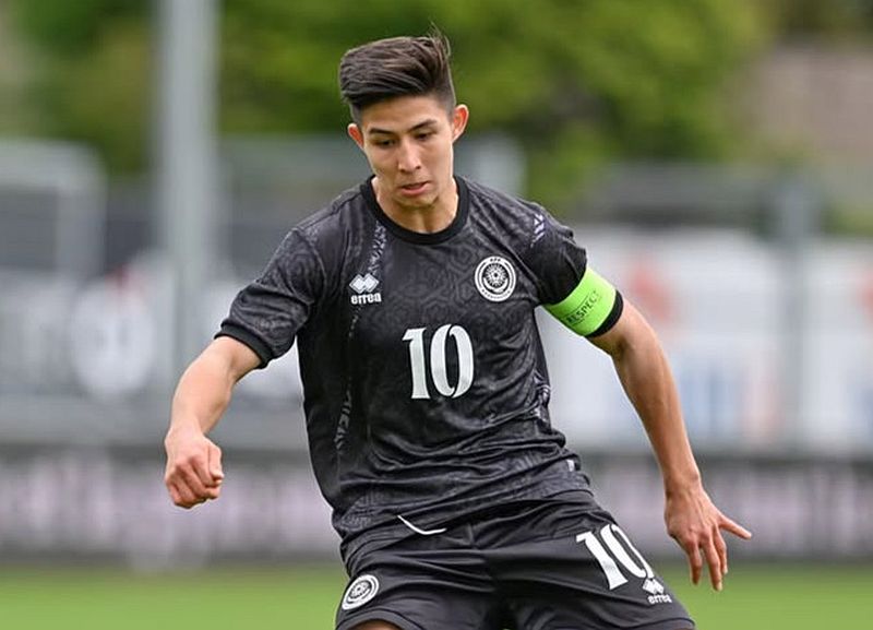 Cầu thủ tuổi teen bị Chelsea phạt thẻ vàng ghi bàn vào lưới tuyển Bỉ, trở thành cầu thủ ghi bàn trẻ nhất ở Vòng sơ loại châu Âu thế giới sau 60 năm.