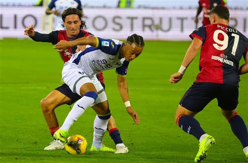 Cagliari đấu với Hellas Verona