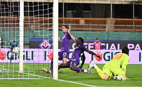 Florence đấu với Roma