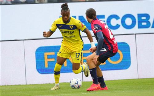 Cagliari đấu với Verona