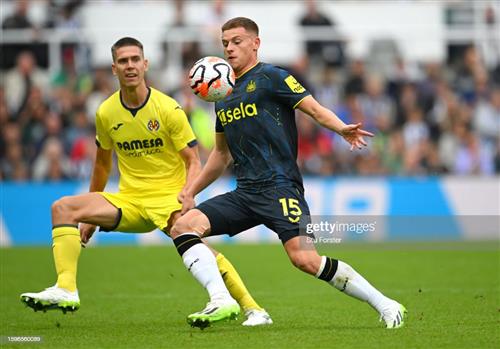 Newcastle United đấu với Villarreal