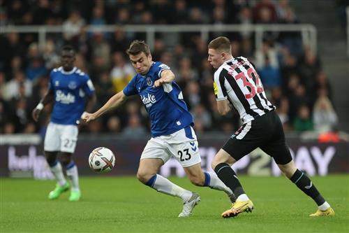 Everton đấu với Newcastle