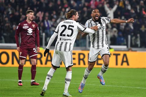Juventus đấu với Freiburg