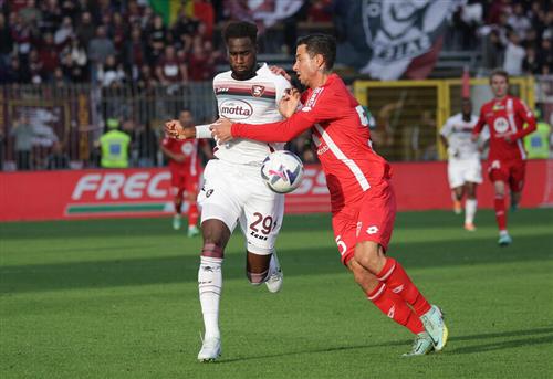 Salernitana đấu với Monza