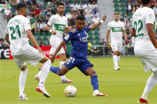 Elche đấu với Real Madrid