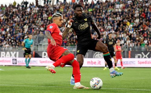 Venice đấu với Florence