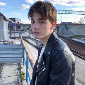 6686体育铜牌作者Benedict