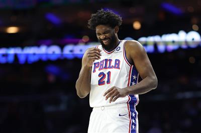 Embiid: Sau khi chơi hai hoặc ba phút rồi đi xuống, tốt hơn là nên về nhà và dành thời gian cho gia đình, nhưng tôi tuân theo sự sắp xếp.