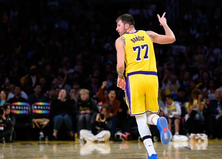 Doncic trở thành cầu thủ đầu tiên trong lịch sử Lakers ghi được hơn 40 điểm trong hai trận liên tiếp.