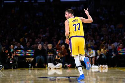 Doncic cần ghi 50 điểm? ESPN dự đoán tỷ lệ chiến thắng: Lakers 48,4%, Kings 51,6%