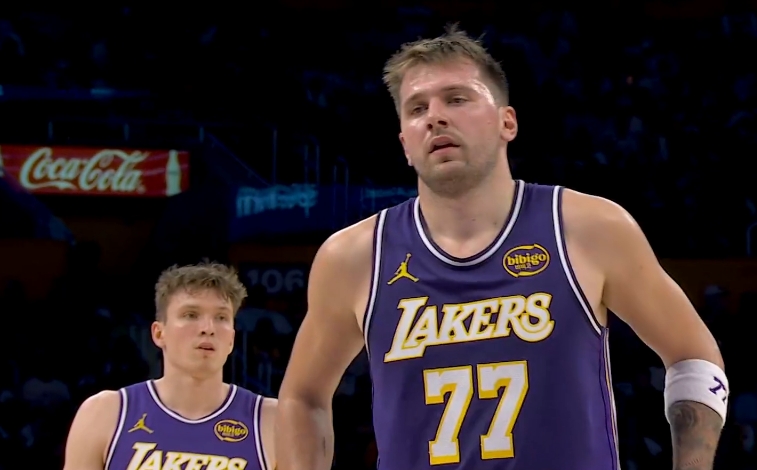 Không hài lòng lắm với thang hình phạt! Doncic ghi được 13 điểm, 5 rebound và 3 kiến tạo trên 4/11 cú sút trong hiệp một.