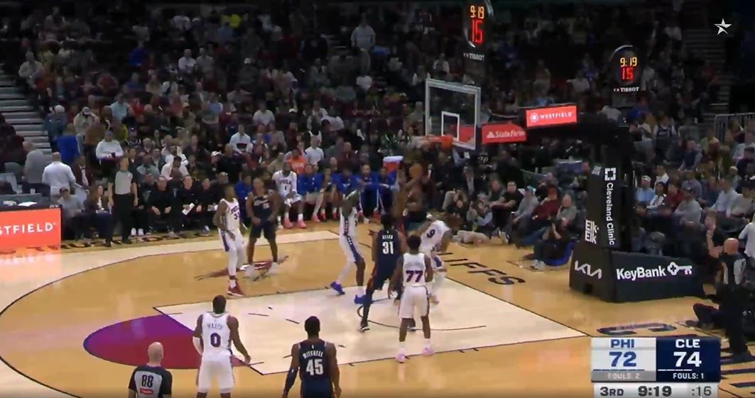 Không thể ngăn chặn nó! Mitchell & Allen cộng lại để có được 27 điểm và 6 rebound trong một hiệp đấu