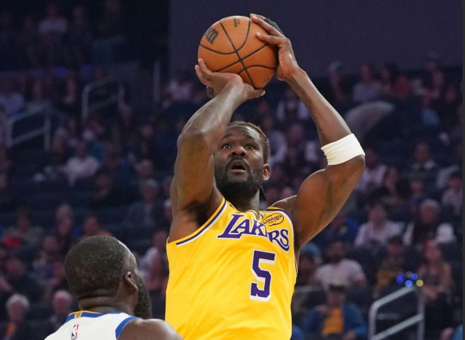 Thật là một sự tương phản! Ayton thực hiện 10 trong 11 cú sút và ghi điểm 20+16, Smart thực hiện 1 trong 10 cú sút từ ngoài.