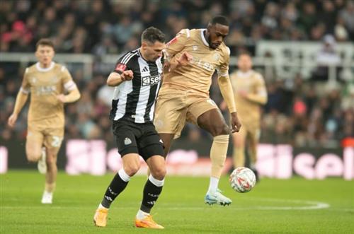 Newcastle United đấu với Bromley