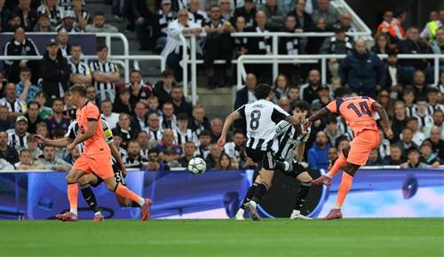 Newcastle United đấu với Barcelona