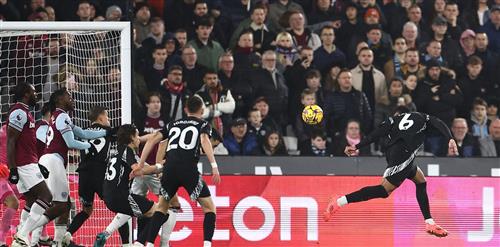 West Ham United đấu với Arsenal