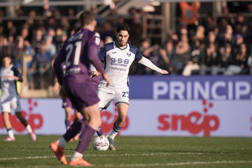 Fiorentina đấu với Hellas Verona