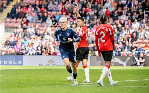 Southampton đấu với Manchester United