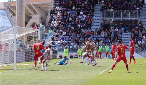 Cagliari đấu với Lecce