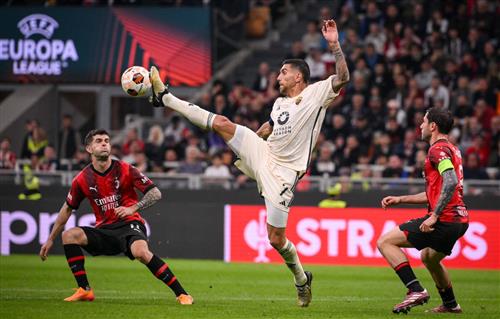 AC Milan đấu với Roma