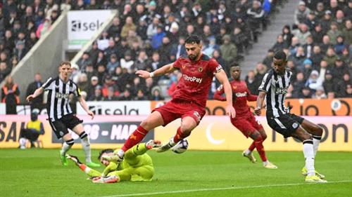 Newcastle United đấu với Wolves