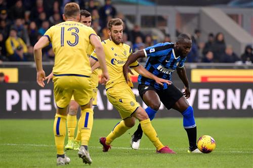 Verona đấu với Inter Milan