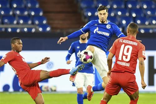 Augsburg đấu với Schalke 04