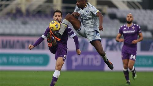 Verona đấu với Fiorentina