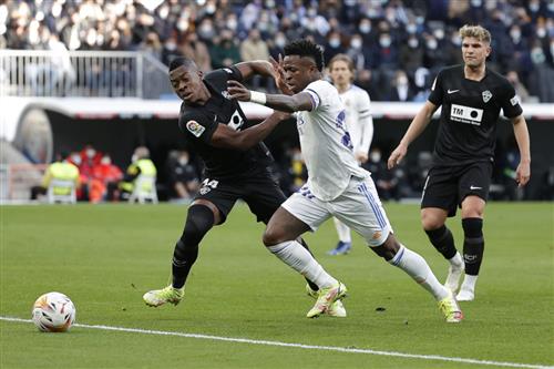Real Madrid đấu với Elche