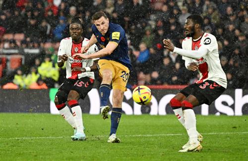 Southampton đấu với Newcastle