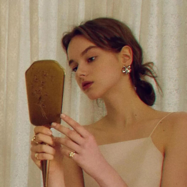 6686体育金牌作者刺眼的白