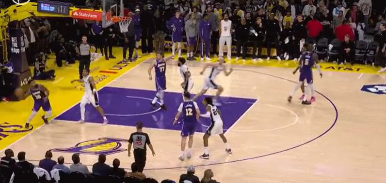 Smart bước lên vạch vôi và phạm lỗi, đưa bóng cho Spurs. Champany bỏ lỡ hai quả ném phạt và Spurs thua 2 điểm.