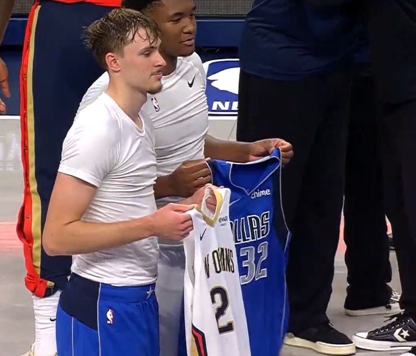 Đồng đội thời trung học! Flagg và Quinn đổi đồng phục sau trận đấu