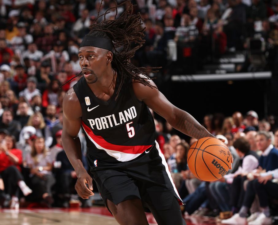 Holiday có 13 điểm và 5 pha kiến tạo trong hiệp thứ ba, còn Trail Blazers ghi được 38 điểm trong một hiệp đấu và đảo ngược thế trận với 10 điểm.